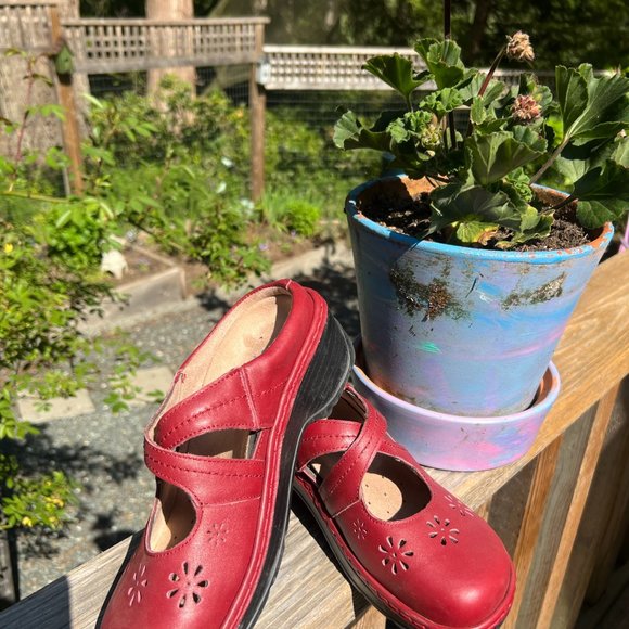 Red leather, criss cross straps, MaryJane light weight clogs, size 7.5, New - Picture 2 of 2
